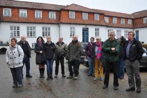 Efterårsmøde - Efterårsmødets dag 2 bød på et besøg på Bråskovgård Efterskole, der har en fortid som ungdomsfængsel og som hjem for bådflygtninge 