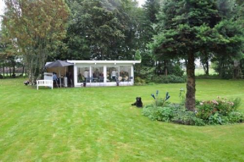Rystesammen-dag 2013 - Rystesammenmøde til Studieturen England-Skotland. Med vejret var det så som så. Men Ulla og Orla Kalhøj havde sat presenninger og terrassevarmere op, så vi kunne være i havehuset i deres pragtfulde have.