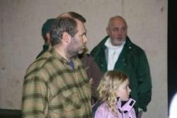 Stemningsbilleder 1 - Far og datter lytter - Finn Storgaard havde Merle med til dyrskue.