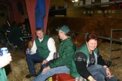 Stemningsbilleder 2 - Tid til en afslappende øl i stalden. Jan, Søren og Dorte mellem dyrerækken.
