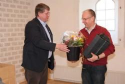 Stemningsbilleder - Vin og blomster til den afgående formand, Erling Christensen