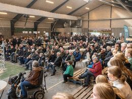 Gæsterne tog plads ved auktionsringen