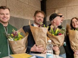 Inden auktionens start var der blomster til medlemmerne i auktionsudvalget, hvis fortjeneste der er at auktionen kan afholdes