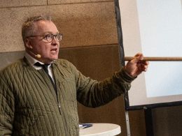 Auktionarius for auktionen var Jakob Ravn