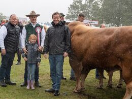 15-Vinderbillede i regn og med repræsentant for samarbejdspartner