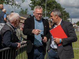 07-Dommeren havde også tid til lidt ” udenomssnak ”