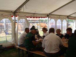 Hygge med rundstykker og lodtrækning af vandrepokal blandt Limousine udstiller og hjælper.