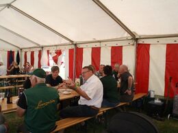 Hygge med rundstykker og lodtrækning af vandrepokal blandt Limousine udstiller og hjælper.