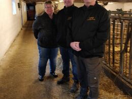 Familien hjælpes ad i hverdagen, og sønnen er da også ved at uddanne sig indenfor landbrug