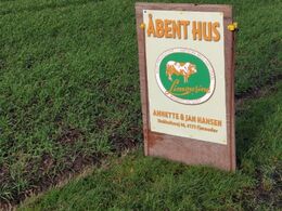 Den klassiske plakat, der røber åbent hus hos Annette og Jan Hansen, Fjenneslev