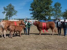 Bedste hundyr – fra Tommy Jessing, Brørup sammen med bedste handyr fra Jesper Kragelund, Skørping. Til højre dommer Gerard Menard og dommerassistent Jan P. Jensen