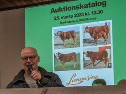 Jan P Jensen læste auktionsreglerne op og beskrev løbende auktionsdyrene