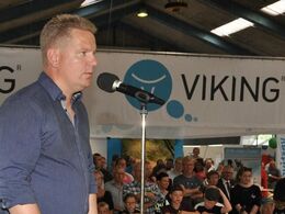 Dansk Limousine Forenings formand, Søren Grunnet bød velkommen til auktionen og introducerede komikeren Finn Nørbygård, der skulle ”varme op” til auktionen.