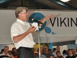 Finn Nørbygård gav den hele armen i ”den med dyrlægen”