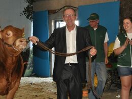 Det var også populært, at Finn Nørbygård gav en hånd med, da ”selskabsdyret” skulle trækkes ind til auktionen.