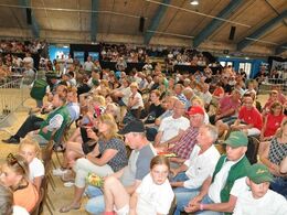 Der var godt fyldt op til tilskuerpladserne, selvom nogle gæster listede af lige efter den indledende underholdning.