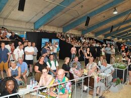 Nok mere end en enkelt blandt publikum, der fortryder, at de ikke fik budt på kvien lige før…