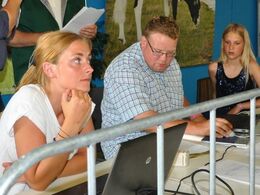 I kulissen sørgede Bent Kloster med assistenter for at købsaftalerne blev udfærdiget. 8 katalognumre opnåede hammerslag. Kvierne kostede mellem 18.000 og 24.000,- Køerne kostede hhv. 31.000 og 33.000 Samlet budsum blev kroner 193.000,-.  Tak til alle de m