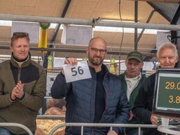 Glad byder med bydernummeret højt hævet.