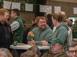 Snakken gik livligt blandt publikum før auktionen