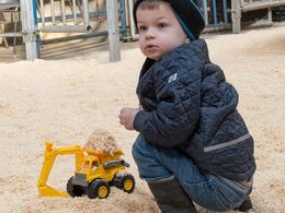 I selve auktionslokalet legede den yngste generation før selve auktionen