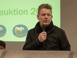 Klokken havde passeret 12.30, og folk var samlet i lokalet, hvor formand Søren Grunnet bød velkommen