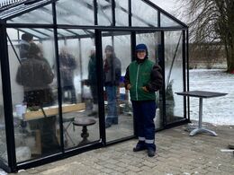 Susanne foran drivhuset