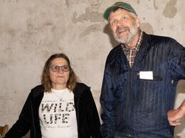 Birte og Orla S. Andersen byder velkommen til Ærenlund Limousine. Der drives 10 hektar. Besætningen består af 7 moderdyr med opdræt