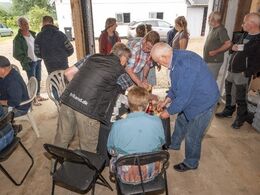 Eftermiddagskaffen blev serveret i garagen pga. regn