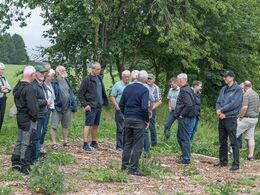Et udsnit af deltagerne kørte afsted til nærliggende græsningsarealer for at se limousinerne