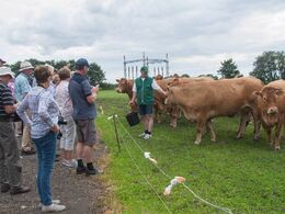 Jan kaldte køer og kalve hjem til stalden ved hjælp af en spandfuld foder – gæsterne morede sig højlydt og kaldte spandens indhold for ”The secret ingredient”