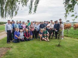 Gruppebillede af gæsterne (flere gemmer sig) inden afgang