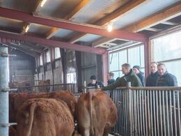 Jakob Ravn (th) og besøgende i den nye løsdriftsdel