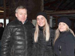 Værterne hos Birkely Limousine: Jakob Ravn, datteren Anne-Sofie og hustru Pia