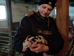 Lise viser den plettede frem - de er nu søde