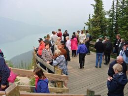 Lake Peyto. Det er røg fra skovbrande, der kan ses over området