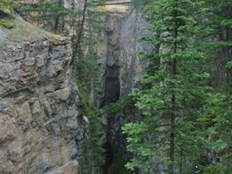 Maligne Canyon. Se de små mennesker på broen øverst