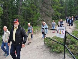 Vandretur langs kløften med flot natur, brusende vand og vandfald