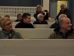 Udsnit af tænksomme efterårsmødedeltagere i fængslets kirke.