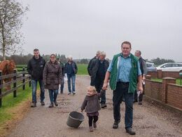 Cathrine hånd i hånd med far Bent Hjort Kloster