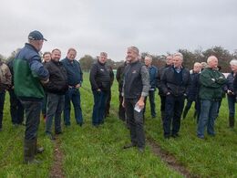 Verner Beck i marken med en gruppe interesserede efterårsmødedeltagere
