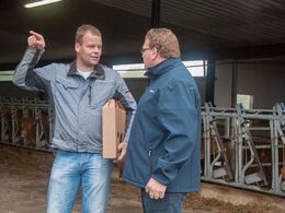 Thomas Henningsen (tv) forklarer hvor vi skal køre hen for at se de sidste dyr