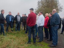 Formand Søren Grunnet (tv) tager afslutningsvis ordet for blandt andet at fortælle sidste nyt fra foreningen