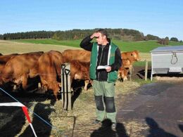 Jacob Kjærsgård bød velkommen og fortalte om besætningen, som bla. har fokus på avl med dobbelt muskulatur og har importeret flere dyr fra Frankrig med denne egenskab.