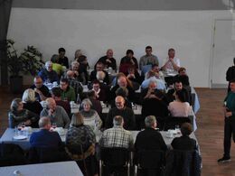 Det næste vi skulle se var Dyrehøj Vingård, hvor vi startede med frokost og velkomst i festsalen.