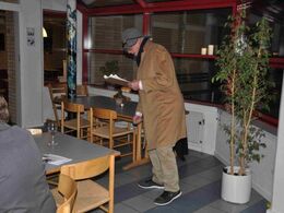 Overnatning på Hostel Kalundborg vandrehjem. Under aftenfesten kom der pludselig besøg af Tummelumsen, som havde sine egne meninger og Limousiner og Limousineforeningen.