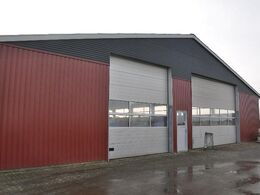 Gjern Limousine. Næsten ny stald med stålpladebeklædning