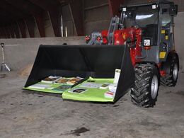 Brochuremateriale ligger fint klar på minilæsseren, som er stillet op til skue fra den lokale maskinhandler.