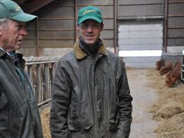 Erik Møller er landmand på fuld tid – supplere med lidt maskinstation i høst. Eriks kone, Annette, er ingeniør og arbejder som matematiklære på gymnasiet. Erik får her en snak med Hans Kjeld Hansen.