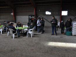 Kaffe og kage for enden af staldgangen. Som sædvanlig skal man være lunt klædt på til åbent hus. Men det luner godt med en varm kop kaffe!